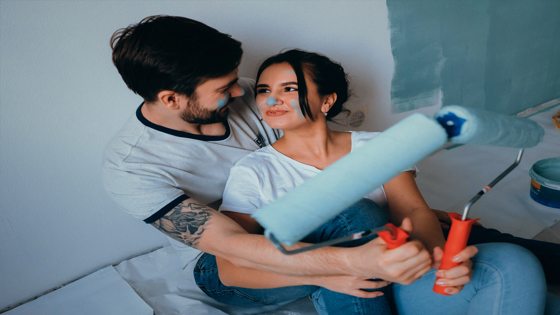 Quando si decide di vendere casa, uno degli errori più comuni è pensare che basti “metterla sul mercato” così com’è. In realtà, in un contesto competitivo come quello attuale, è fondamentale distinguersi. E spesso la differenza la fanno piccoli interventi mirati di ristrutturazione.